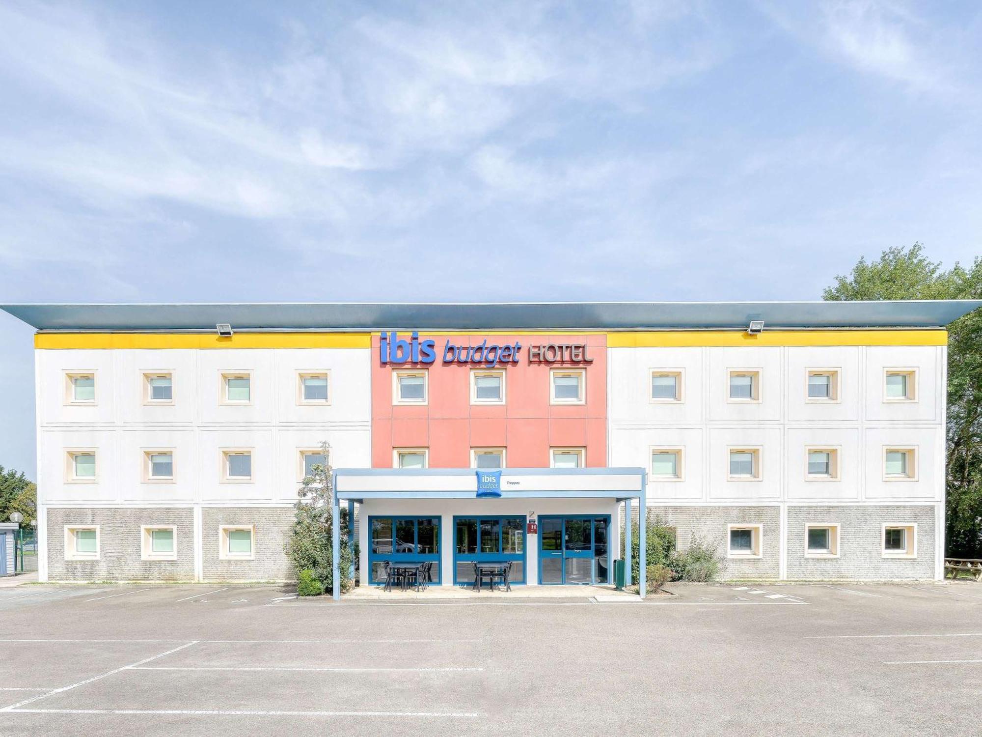 Ibis Budget Versailles - Trappes Bagian luar foto