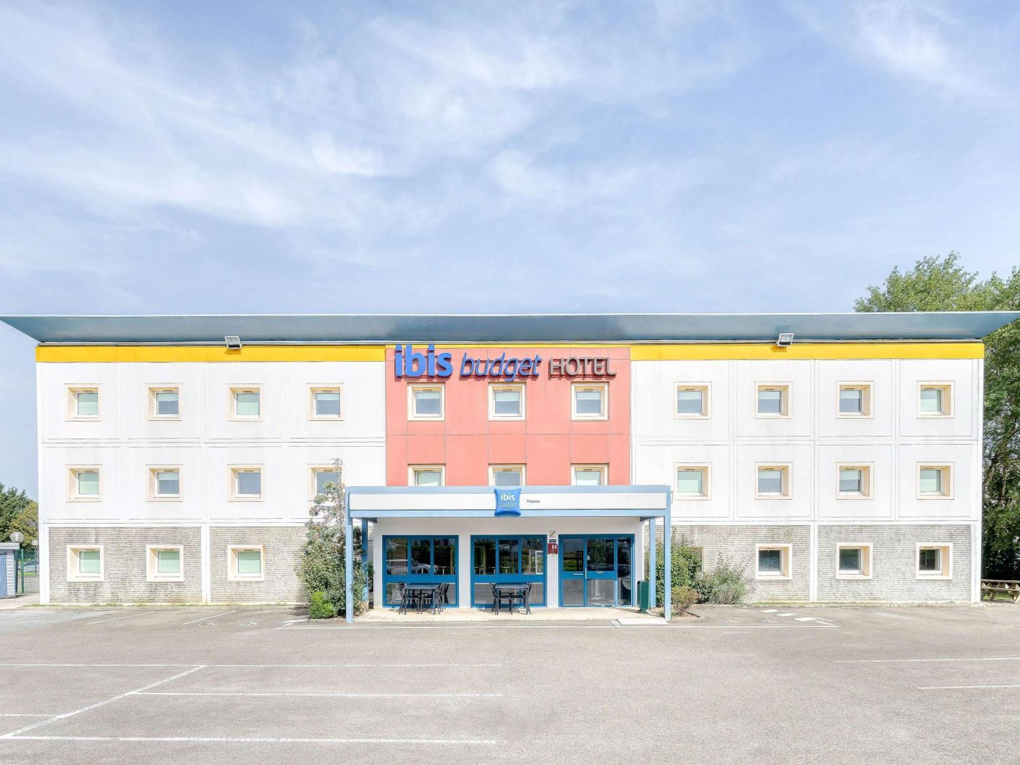 Ibis Budget Versailles - Trappes Bagian luar foto