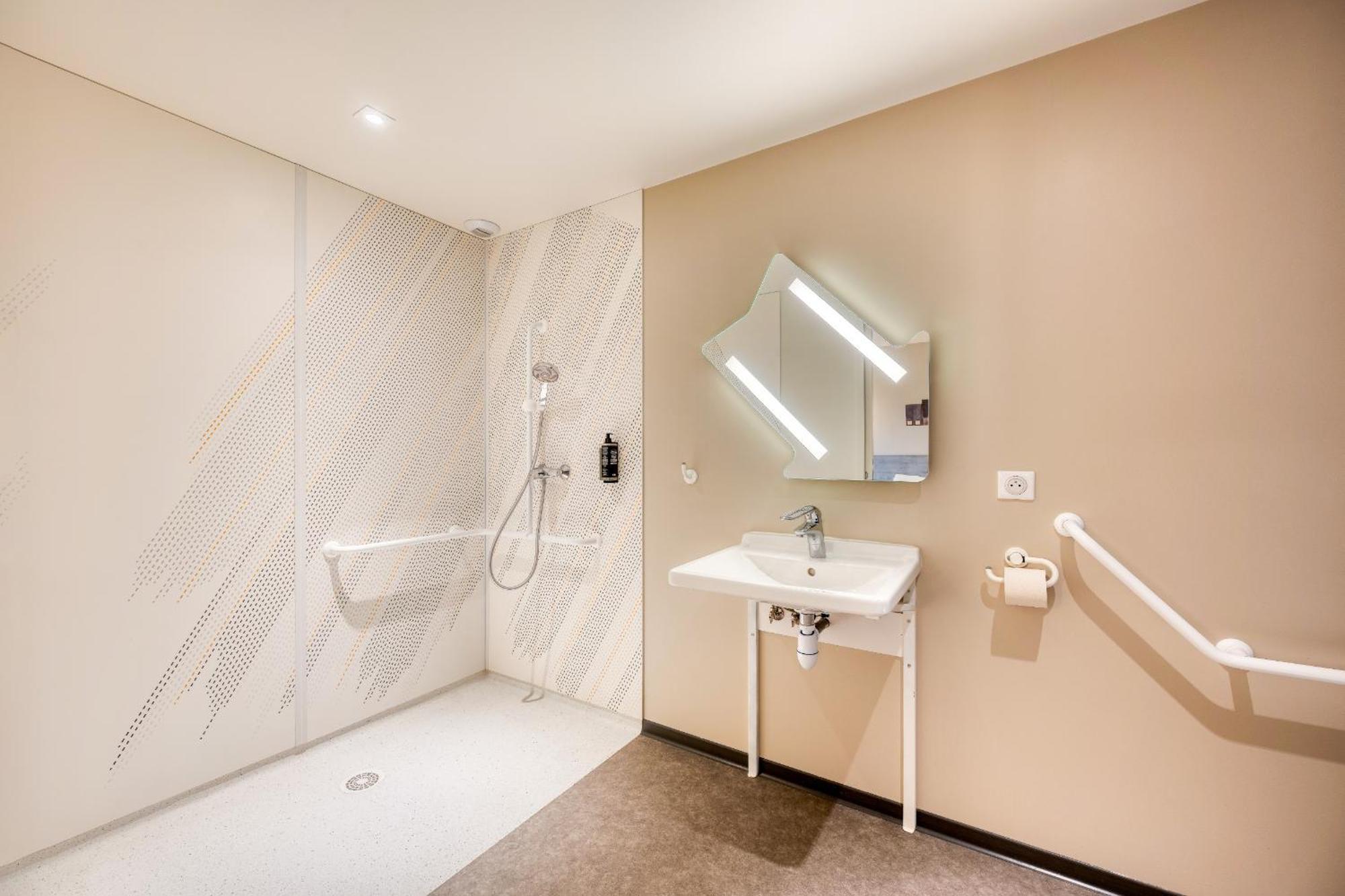 Ibis Budget Versailles - Trappes Bagian luar foto